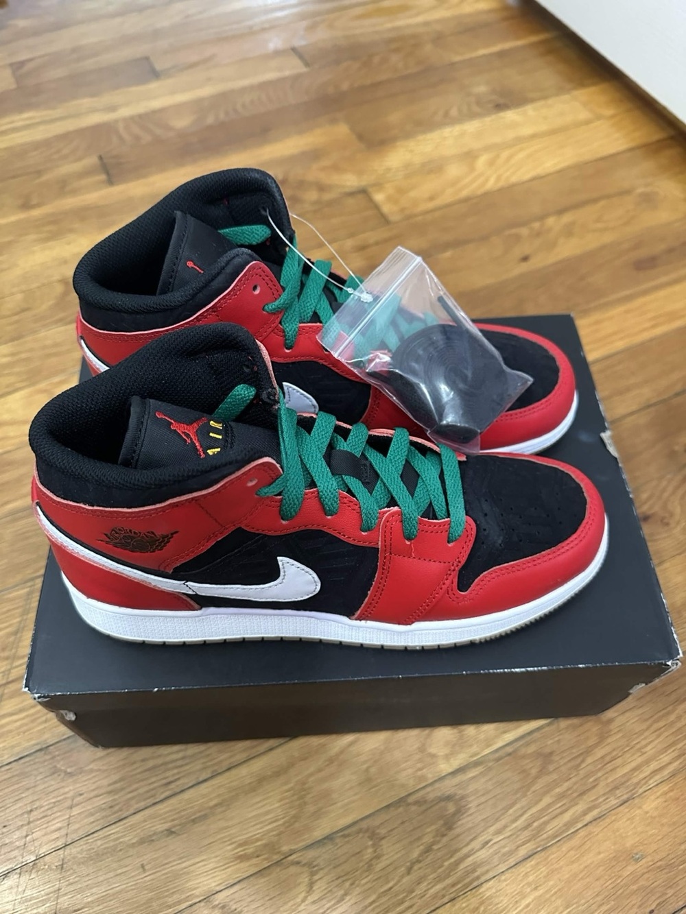*Slightly Used* Jordan 1 Mid Big Kid Black Red (DQ8418-006) Size 7Y